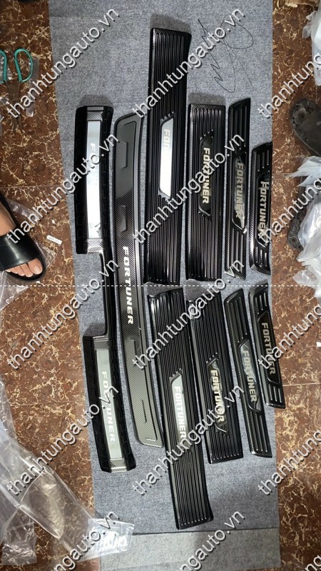 Nẹp chống xước carbon cho fortuner 2018-2020