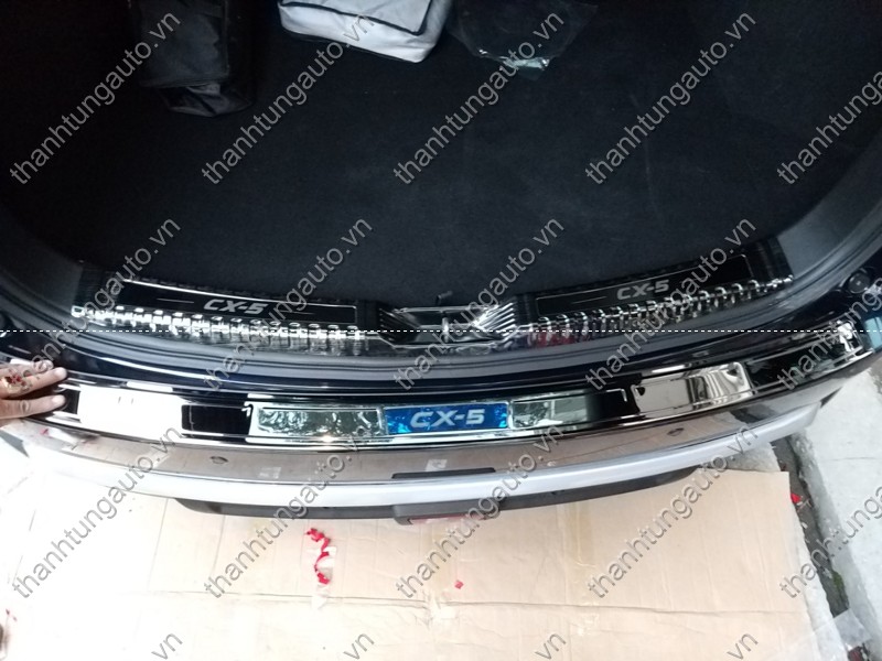 Nẹp chống xước cốp mẫu Titan xe Mazda CX5 2018