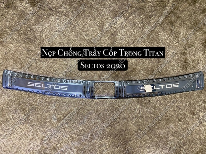 Nẹp chống xước cốp trong titan cho Seltos