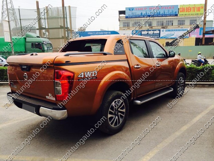 Nắp thùng thấp cho Nissan Navara NP300 mẫu vai kính