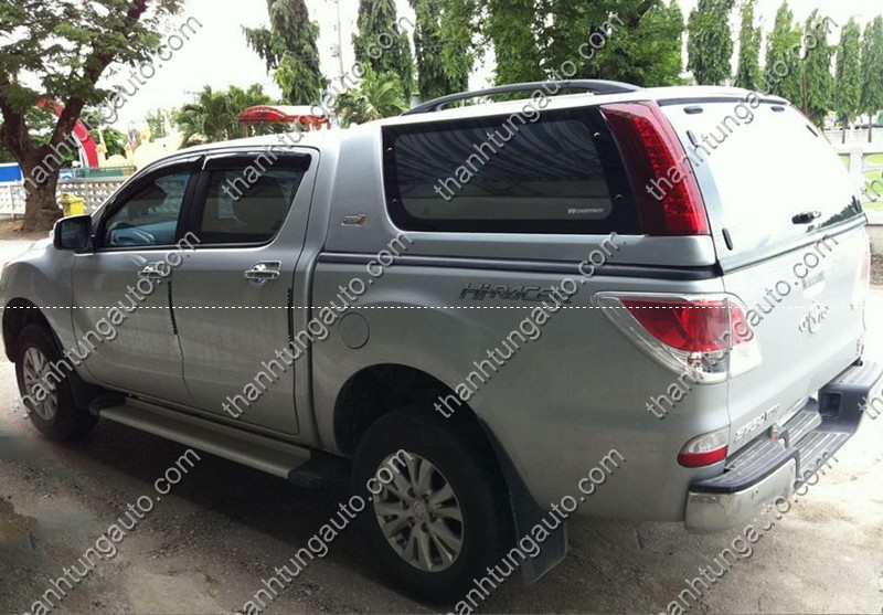 Nắp thùng cao có đèn Mazda BT50