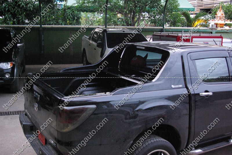 Nắp thùng cuộn có thanh thể thao cho Mazda BT50