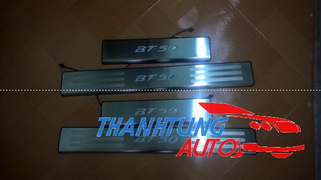 Nẹp bước chân có đèn cho xe Mazda BT50