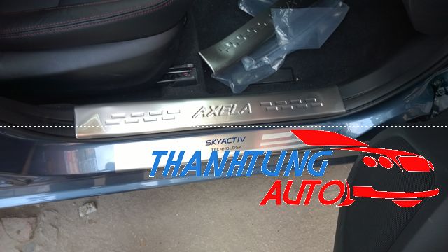 Nẹp bước chân chống xước phần nhựa cho Mazda 3-2015