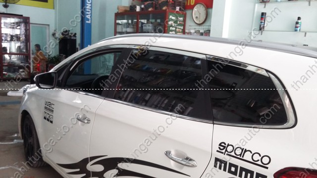 Nẹp inox viền cong kính Kia Rondo