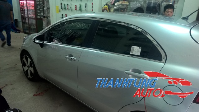 Nẹp viền khung kính cho xe Kia Rio hatchback